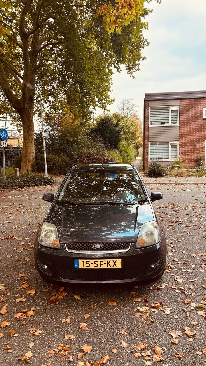 🚗 Ford Fiesta 1.6 benzine – 2005 – Rijdt en schakelt uitstekend!