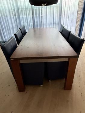 Eetkamertafel met 6 stoelen