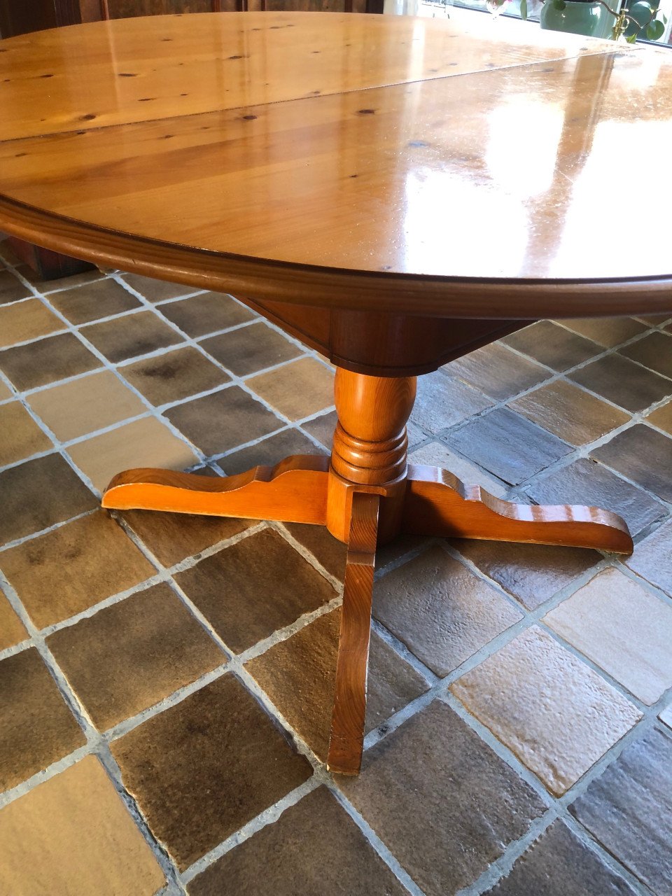 Ronde houten eettafel.