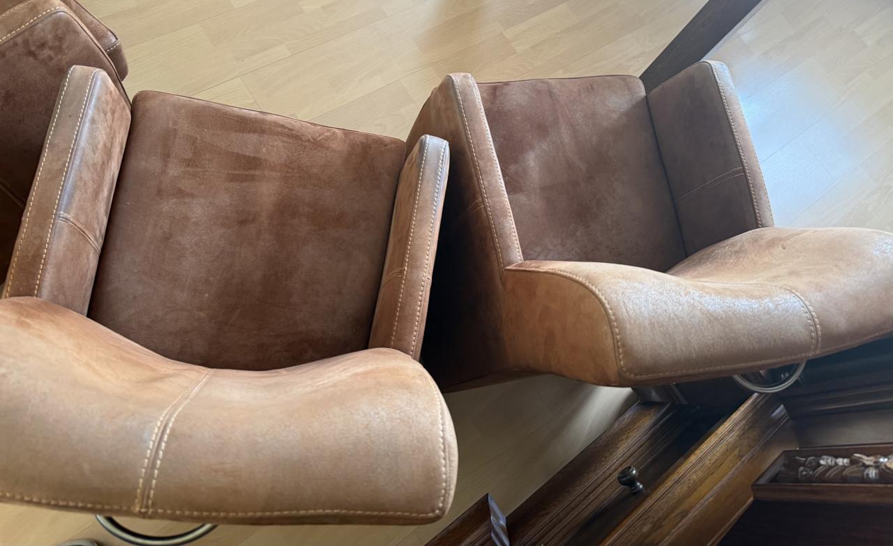 Eettafel (teak) en 4 bijbehorende heel goed zittende stoelen.