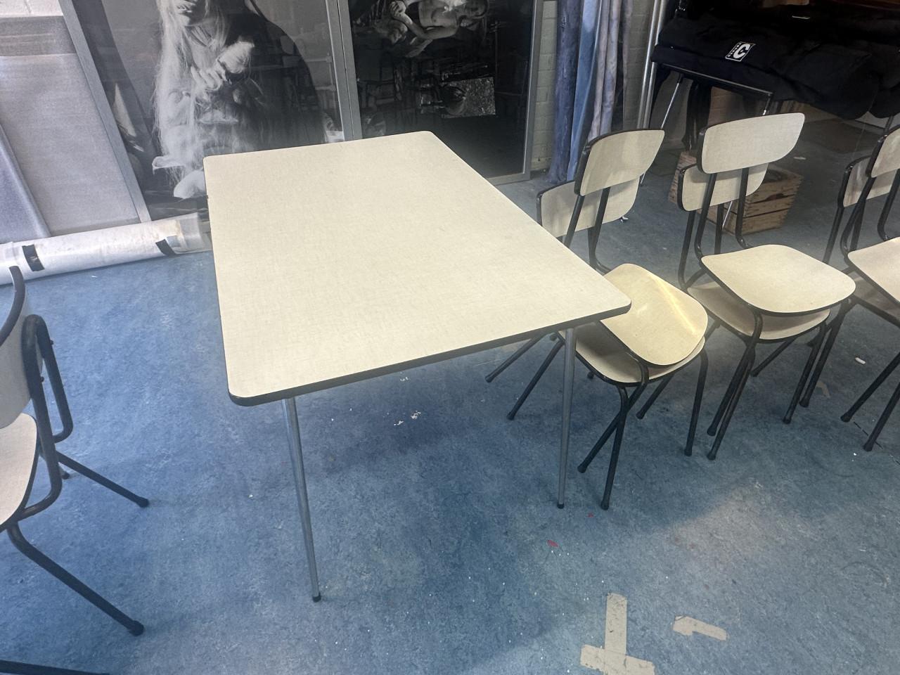 Leuke authentieke formica schooltafels en stoelen voor hippe luitjes