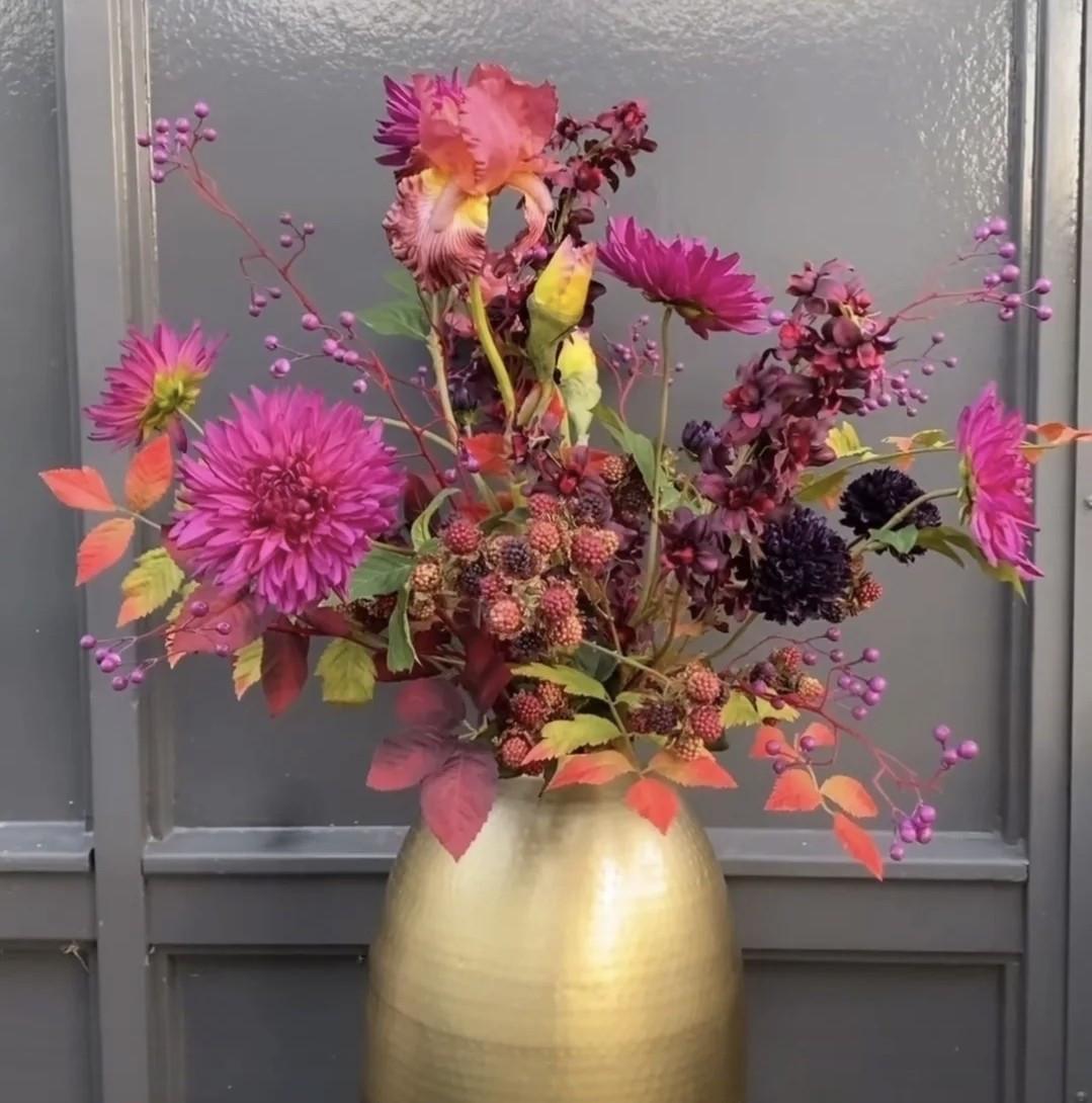 Zijden boeket in gouden vaas