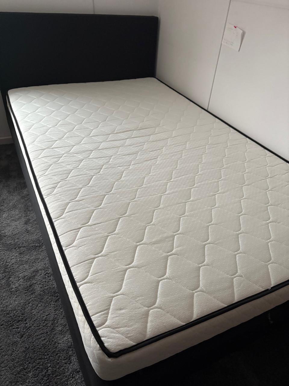 Boxspring 120 x 200 met hoofdboord, gebruikt als logeerbed