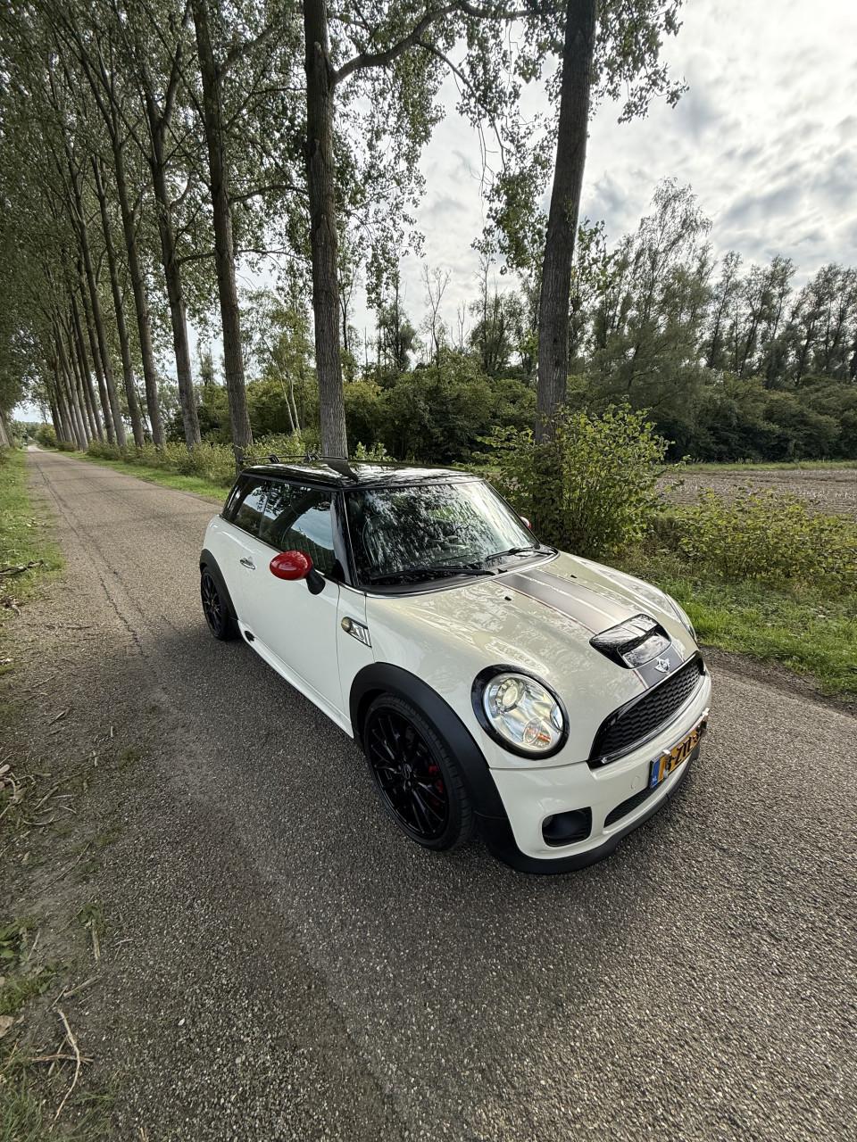 Mini Cooper S John Cooper Works | 2008 | 168.912 km | Hybrid turbo