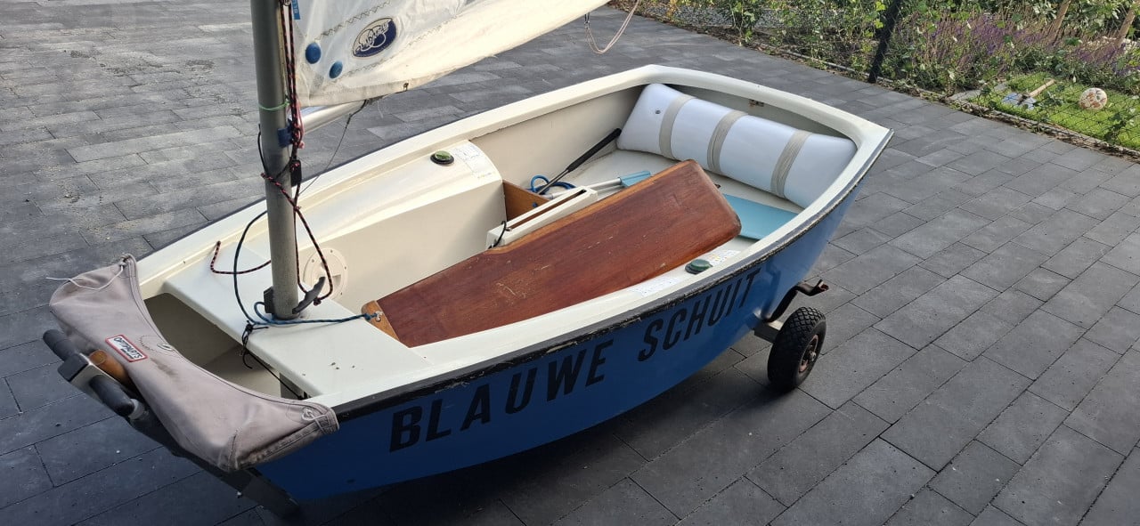 Wedstrijd Optimist zeilbootje Vaarklaar met Trailer