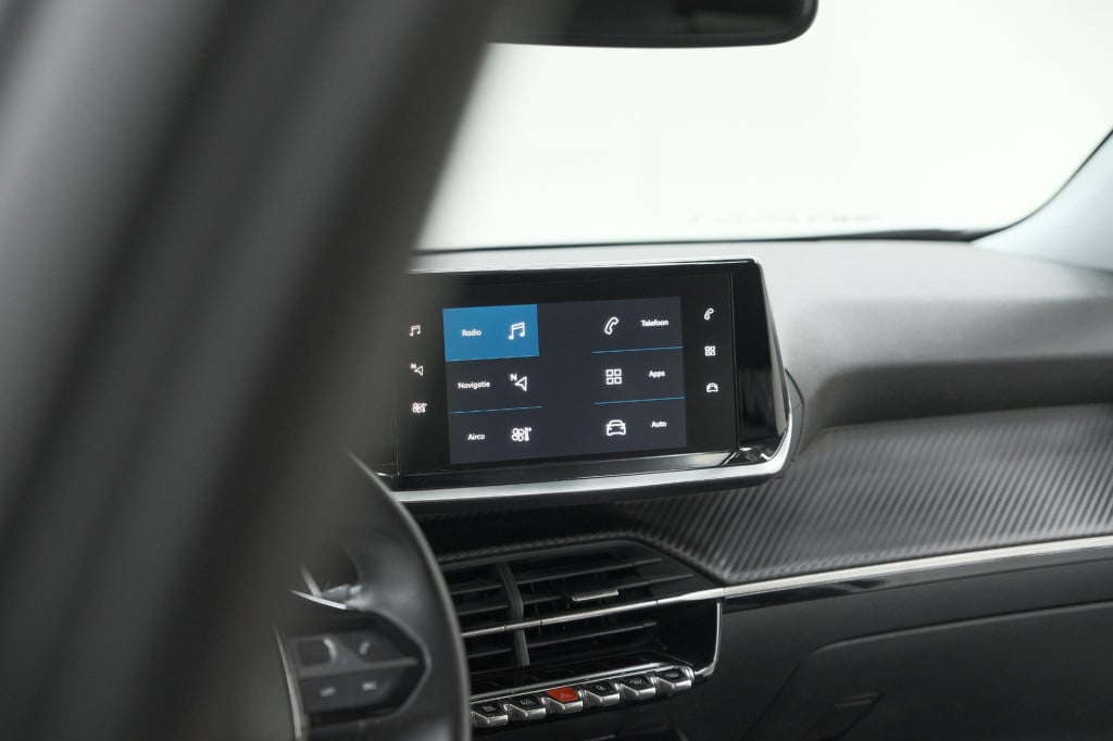 Peugeot 2008 puretech 130 eat8 allure | parkeersensoren | navigatie | apple