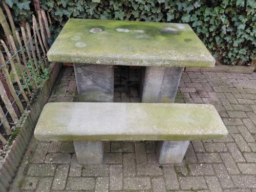 Betonnen tuintafel + bank