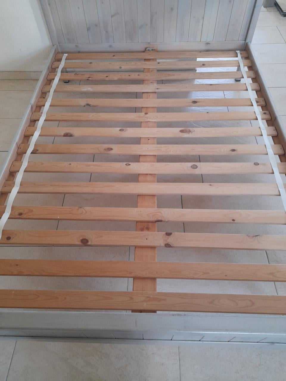 Massief houten bed 140 x 190 (in goede staat )