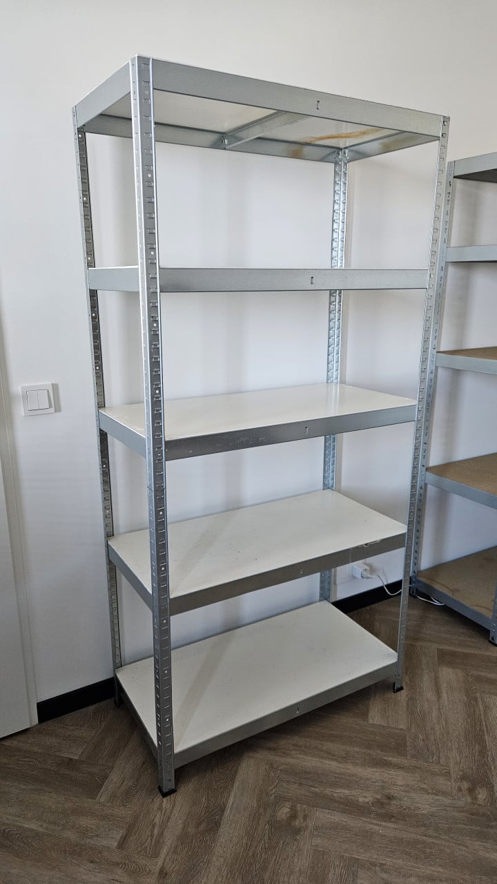 Metalen opbergrek met houten legplanken ( 2x )