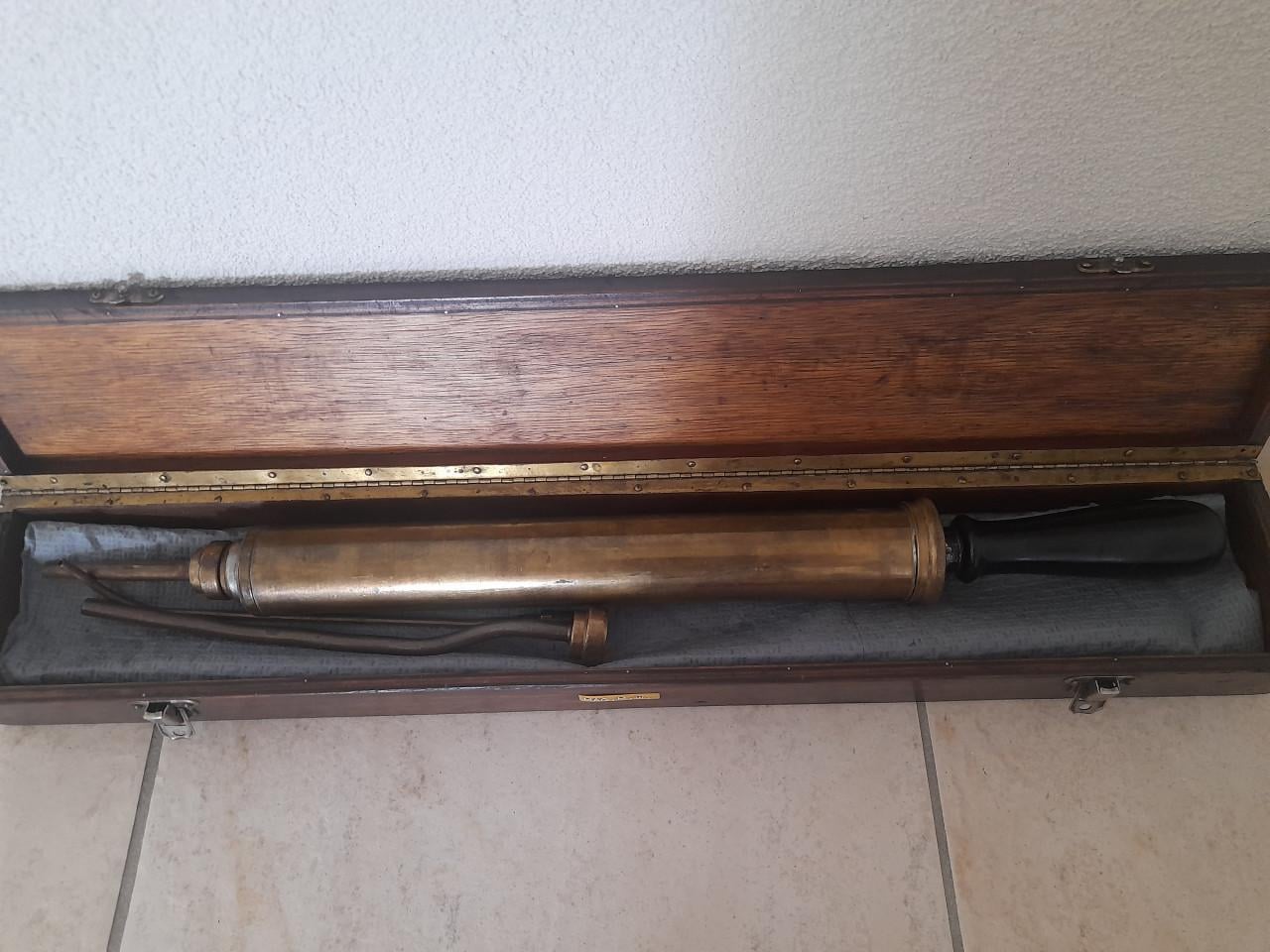 Oude koperen/messing vetspuit met bijpassend kistje.