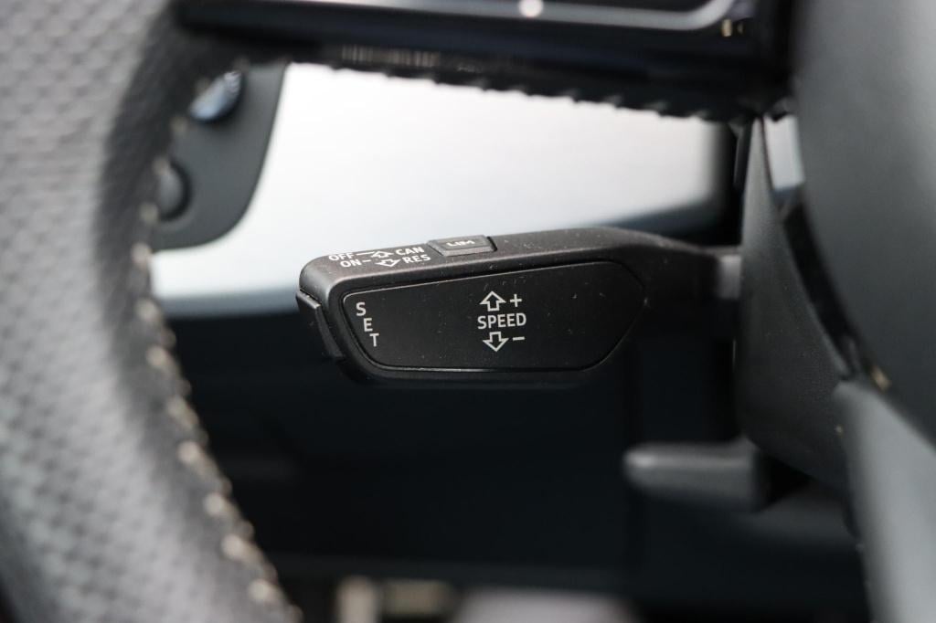 Audi A4 limousine 35 tfsi launch edition s-line 150pk s-tronic | pano | hud