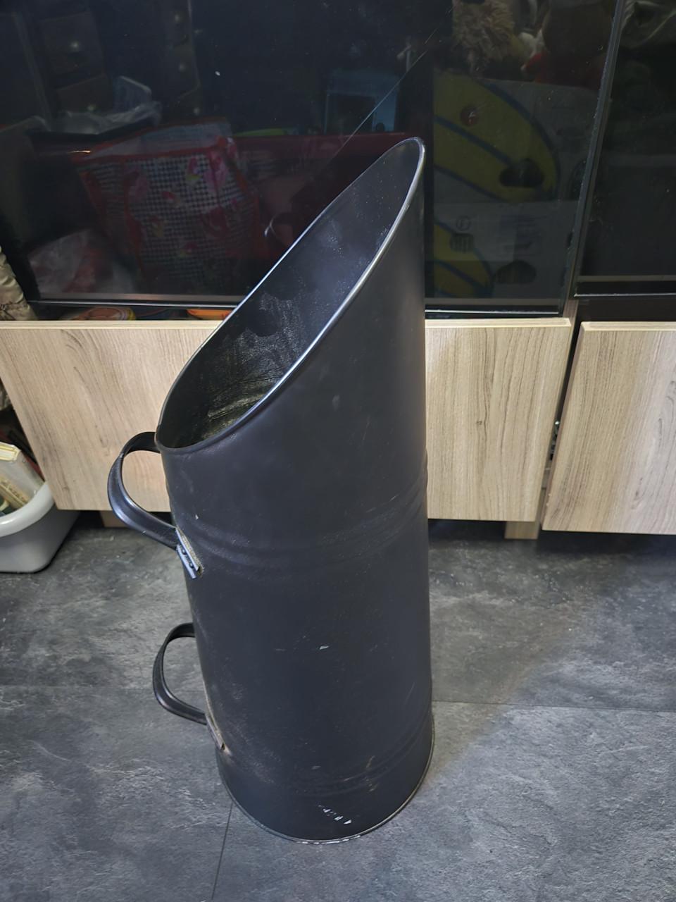 Zwarte, cilindervormige kolenkit met twee handvatten