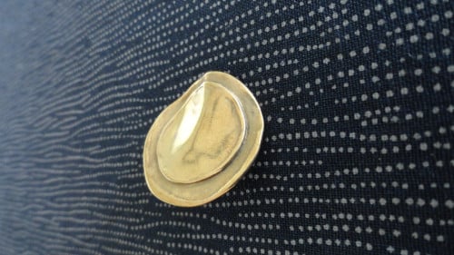 Speld zilver in goud gedoopt (zie foto’s). Heel fraai.