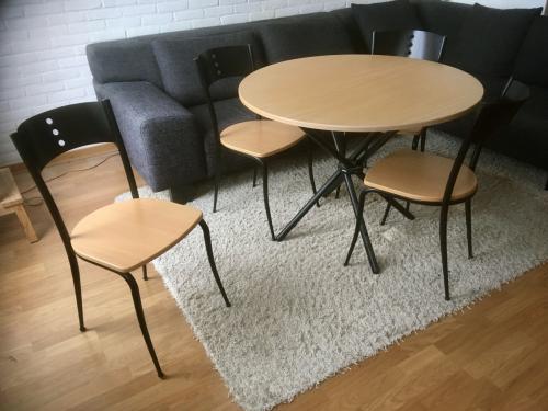 Ronde tafel met 4 stoelen