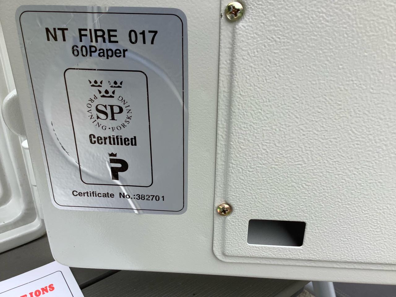 Kluis kluisje brandkast brandkastje met sleutels en cijferslot