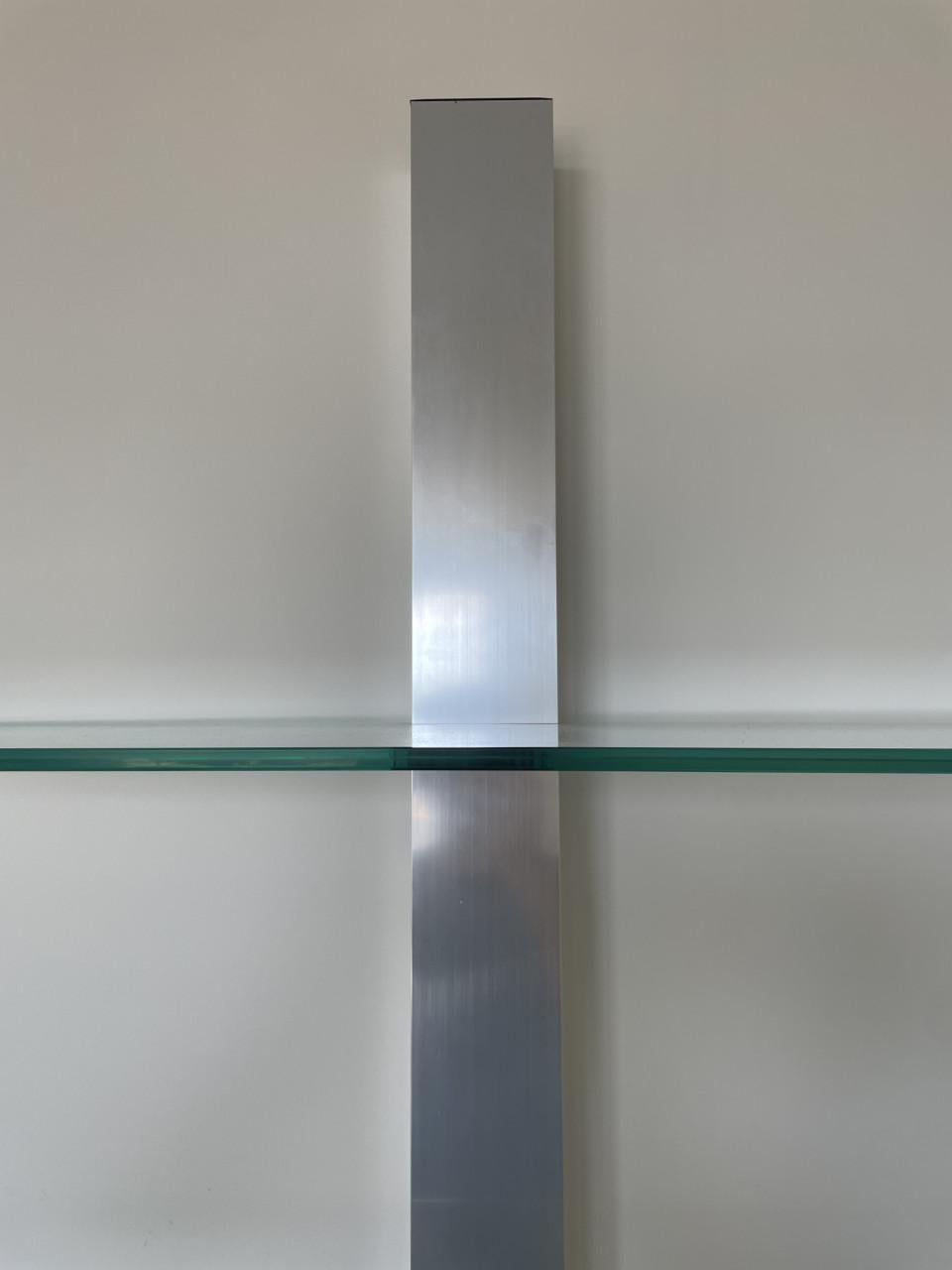Moderne wandplank met glazen planken