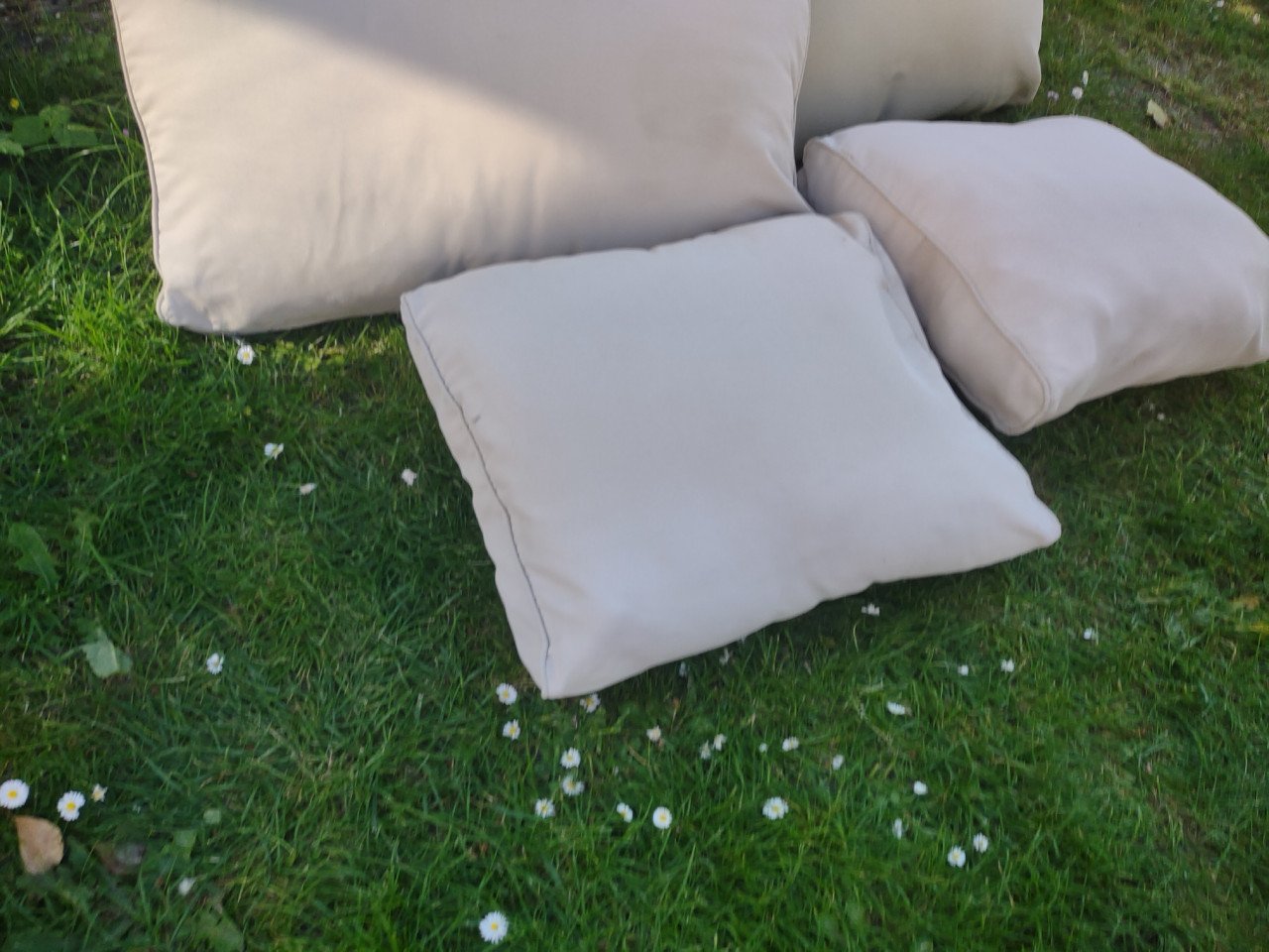 Prachtige beige loungeset kussens, tuinset kussens. Ecru.