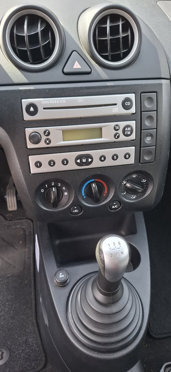 Ford Fiësta '05 1.3L - 138.747km - Nieuwe APK - Vraagprijs: € 1.750,-