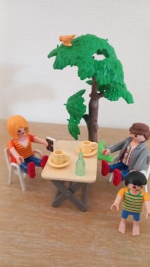 Playmobil samen buiten eten