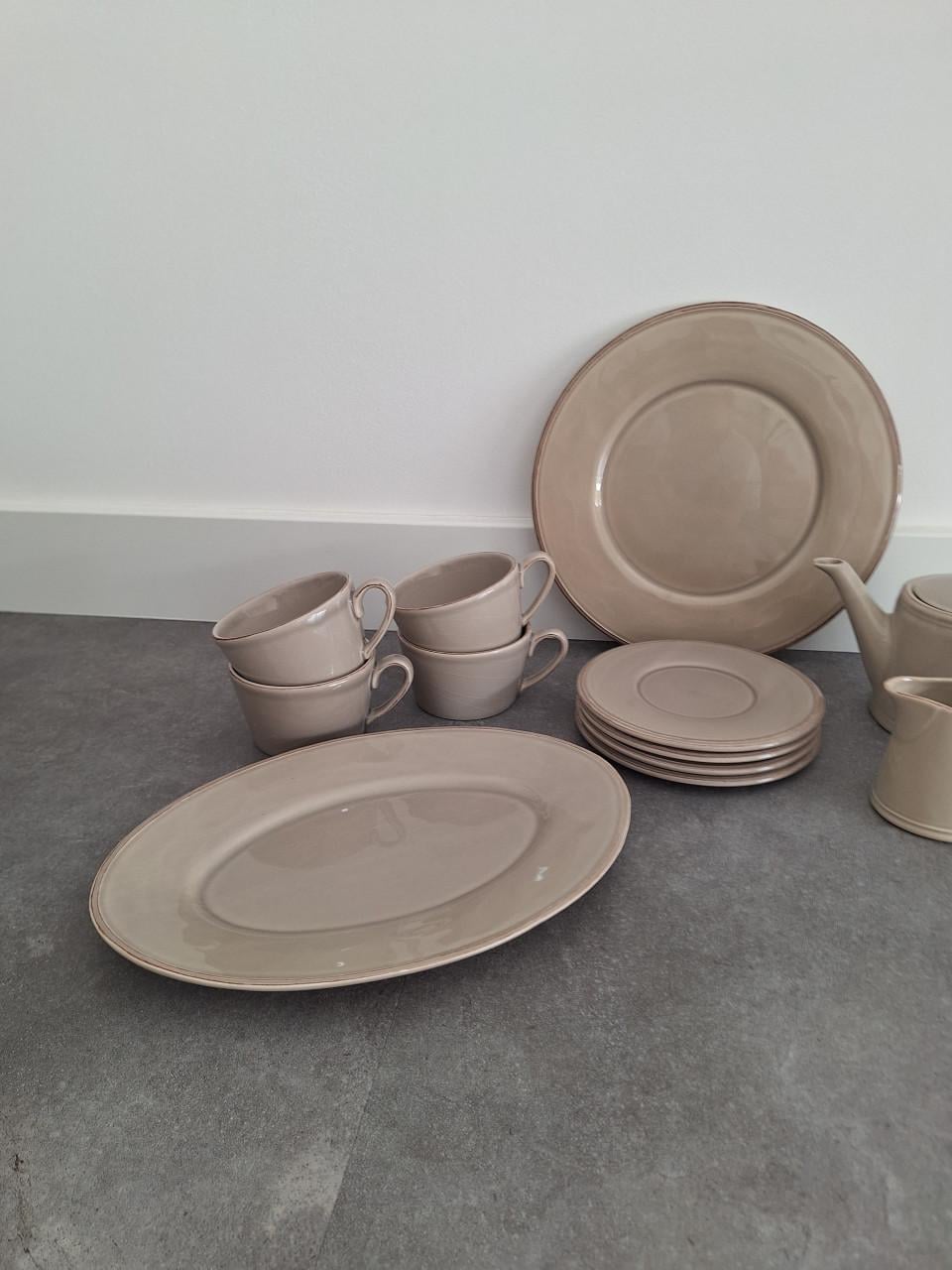 Mooi servies set, beige, theepot, kopjes, schalen