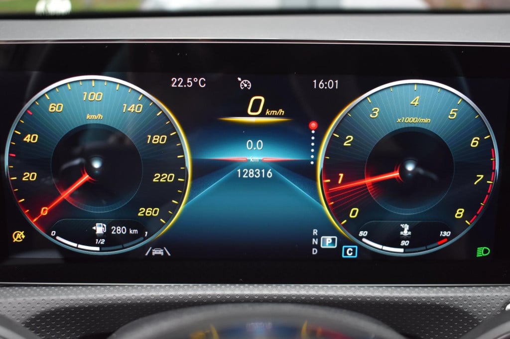 Mercedes-Benz A-Klasse 180 amg night | sfeerverlichting | panoramadak | app