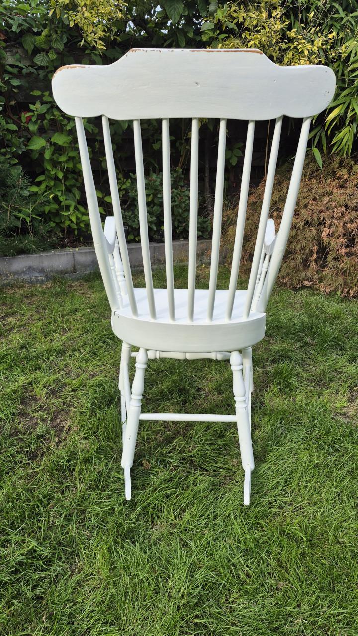Witte houten schommelstoel