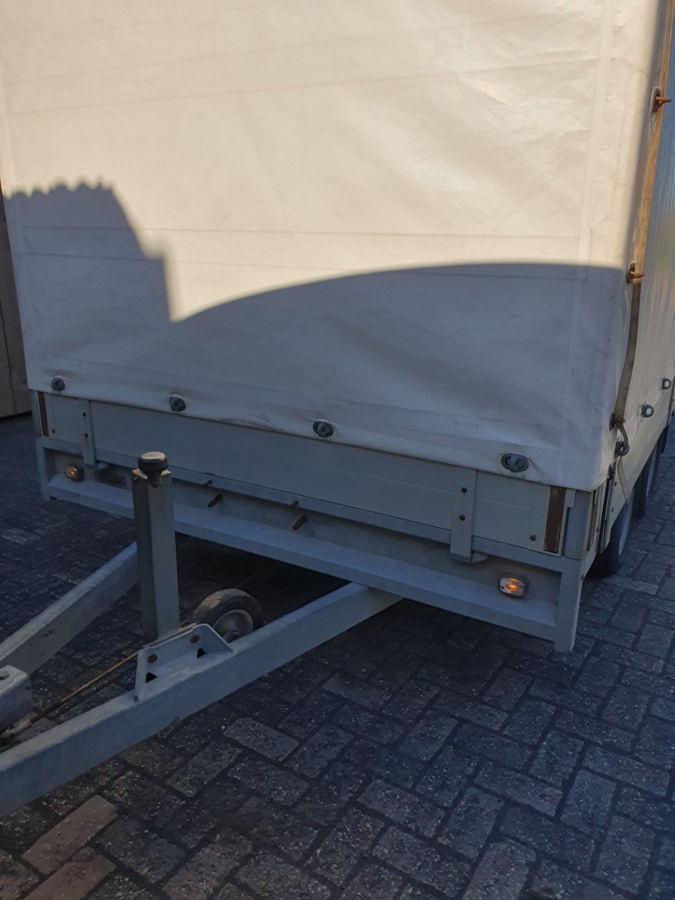 Aanhanger met huifopbouw