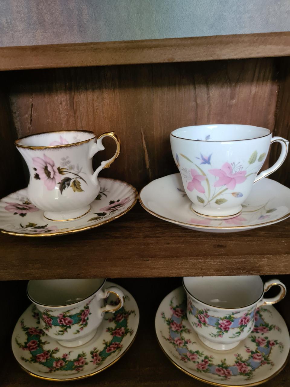 Duchess vintage handbeschilderd porseleinen kop en schotel