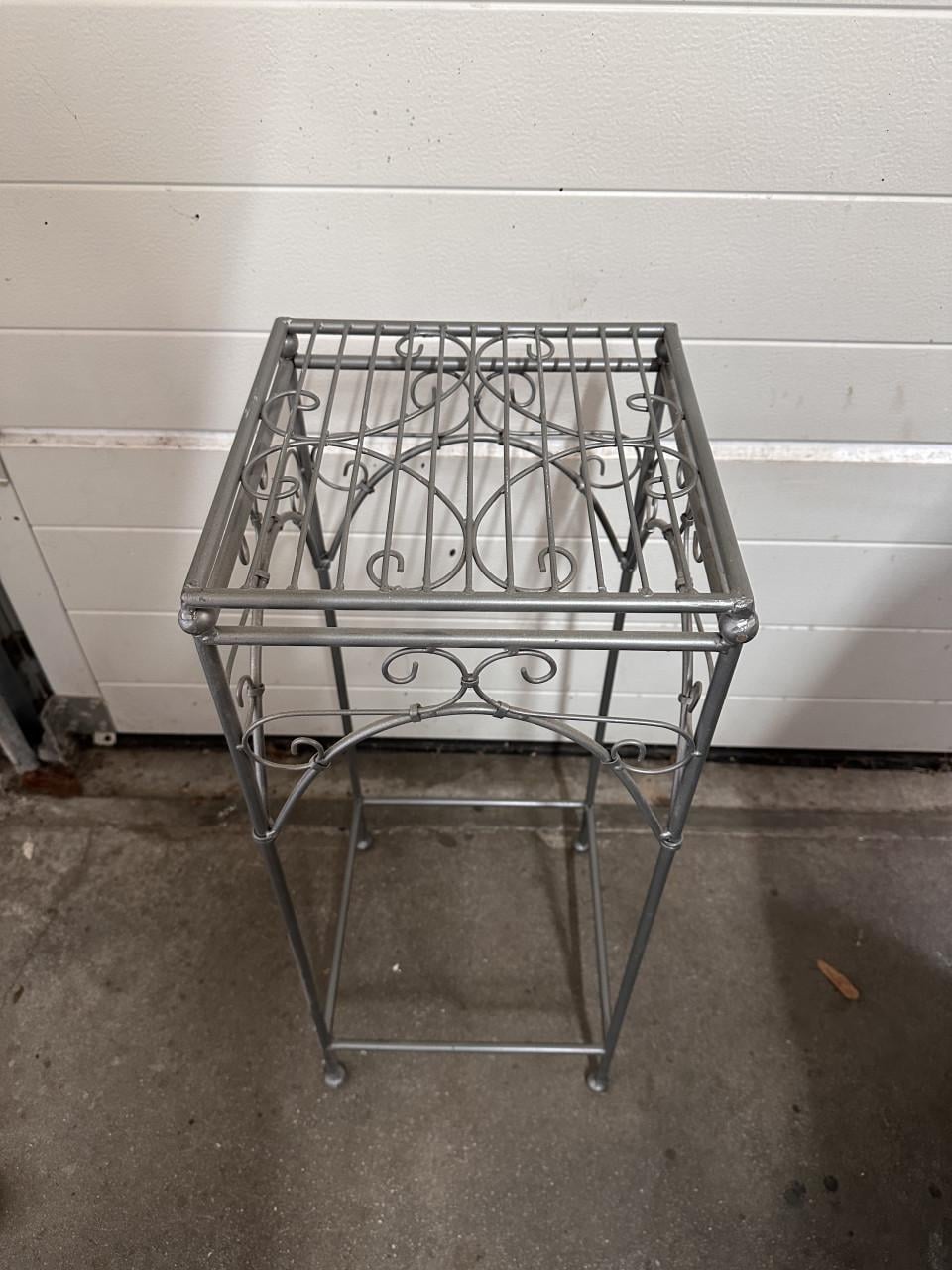 Metalen bijzettafels/plantenstandaards met sierlijke details