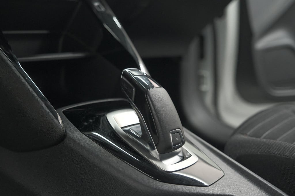 Peugeot 208 puretech 100 eat8 active | trekhaak | parkeersensoren | navigat