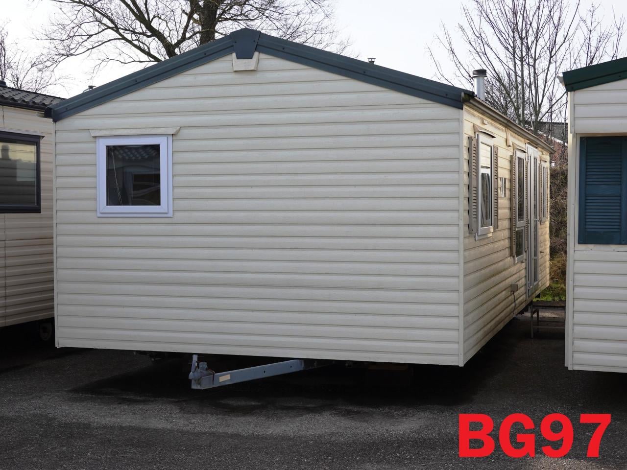 Stacaravans en chalets met middenkamer en dubbel glas tot 6 pers voorradig