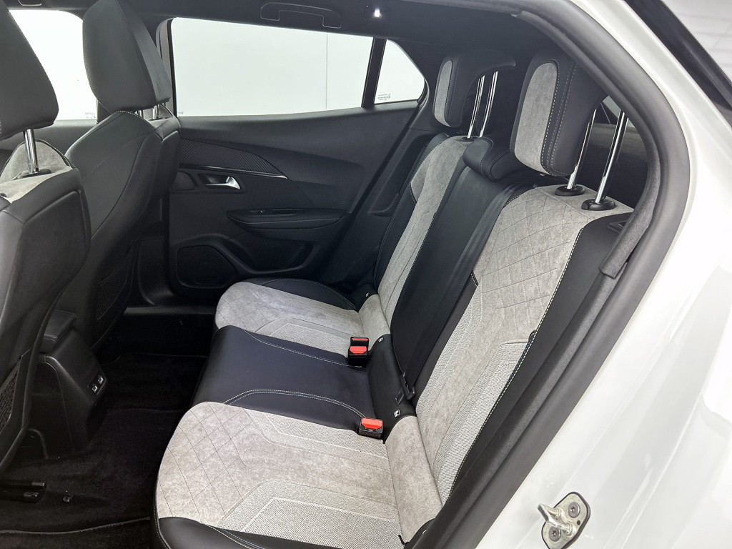 Peugeot E-2008 ev gt pack 50 kwh | rijklaar | trekhaak | panorama dak | sto