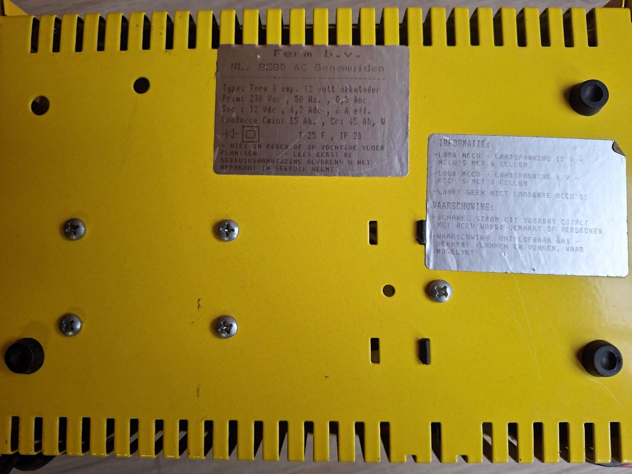 Ferm acculader 12v 7amp als nieuw