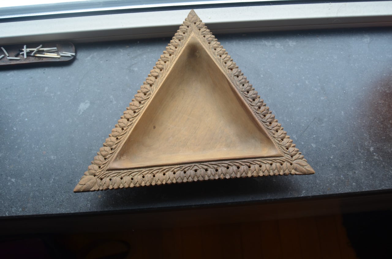 2 Leuke (Indische?) houten bakjes in goede staat