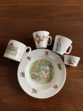 Een set van vijf vintage kinder serviesstukken