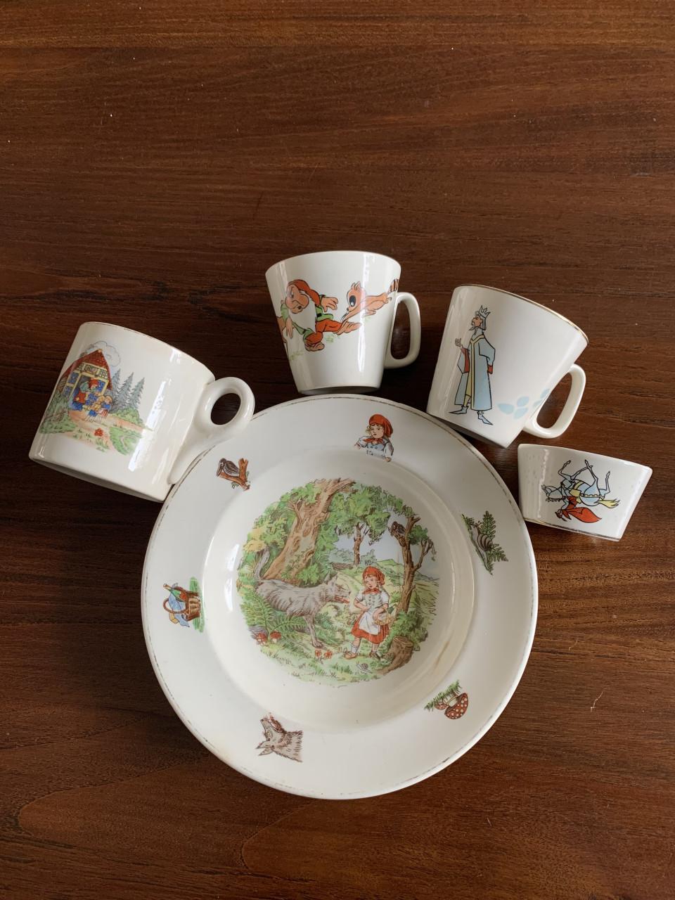 Een set van vijf vintage kinder serviesstukken