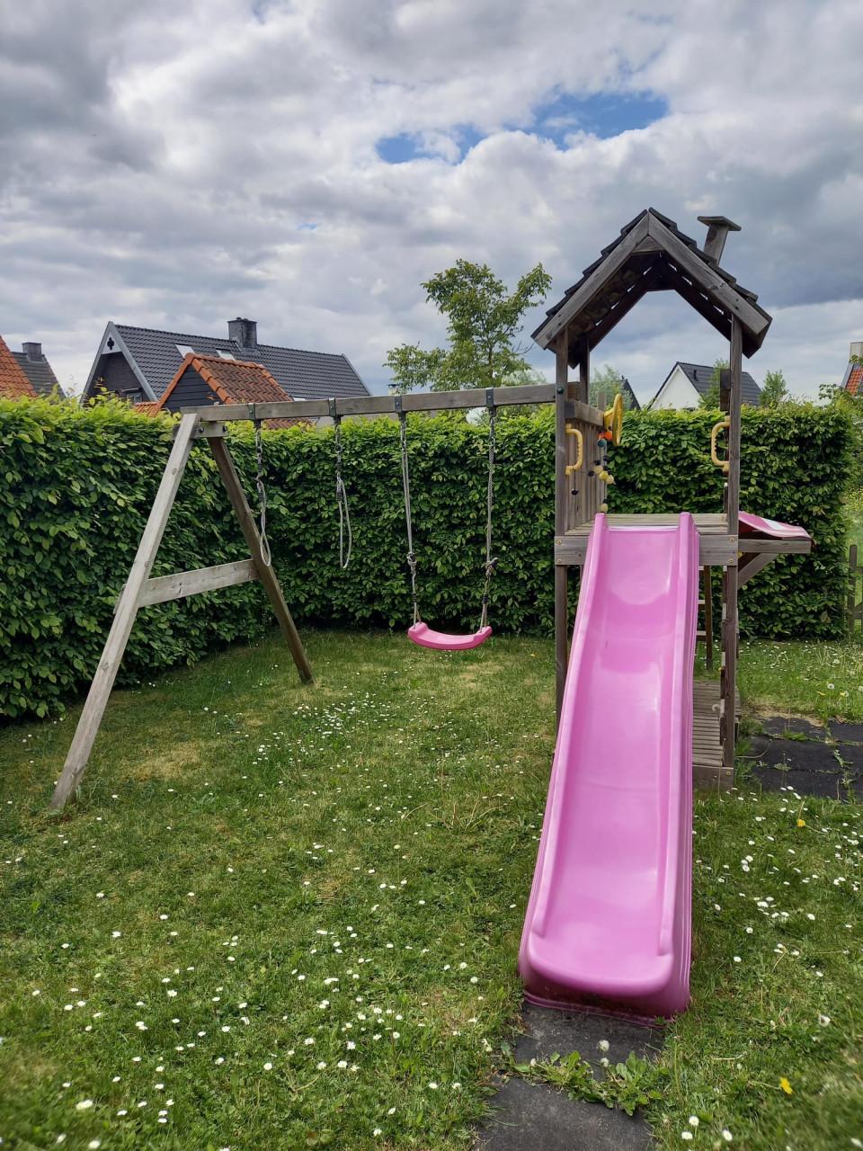 Speeltoestel met roze of blauwe glijbaan