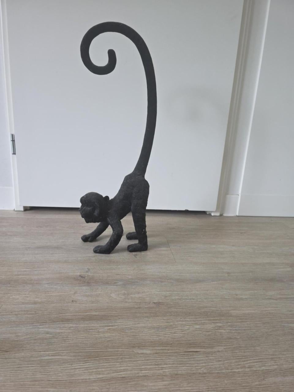 Grote zwarte decoratieve aap – 67 cm hoog