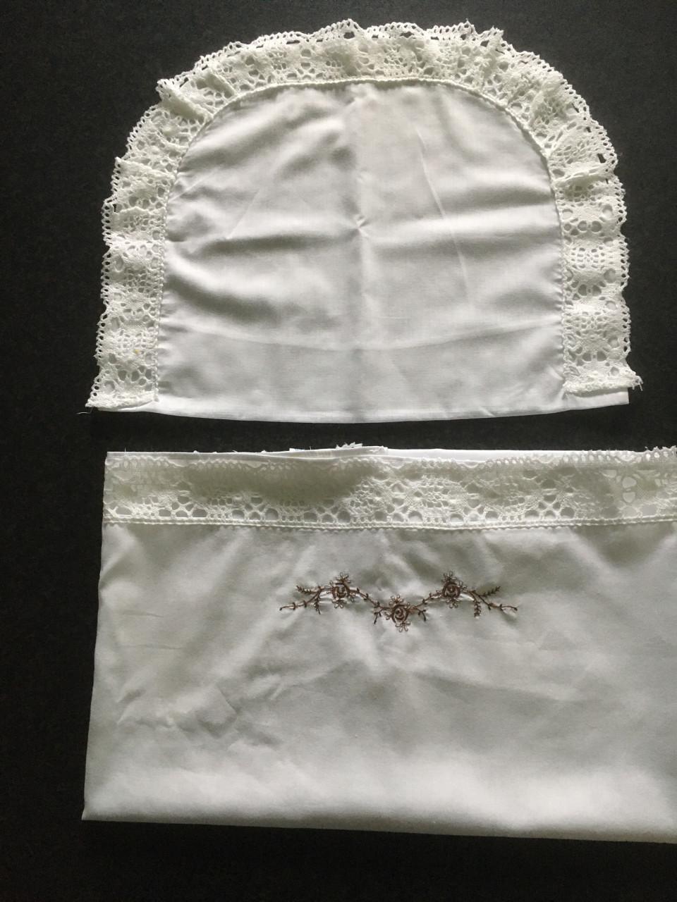 Boven laken en sloop voor wieg of kinderwagen met broderie rand