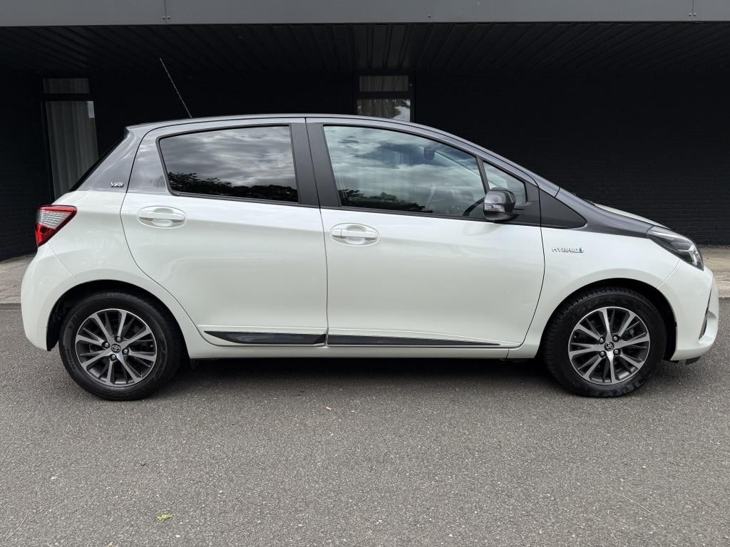 Toyota Yaris 1.5 hybrid - luxe y20 uitvoering - parelmoer wit -