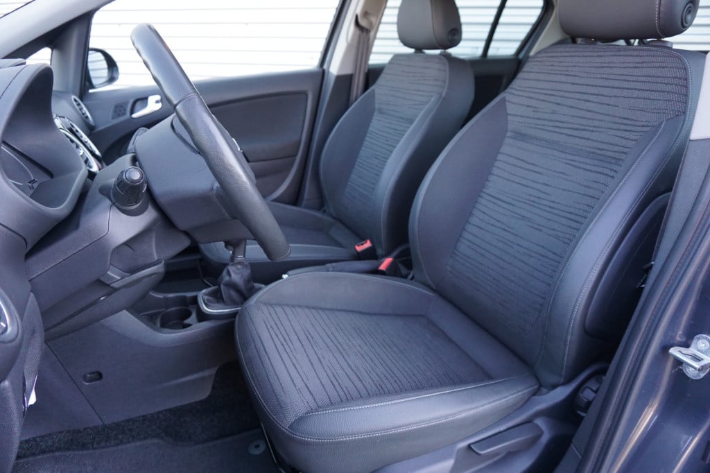 Opel Corsa 1.4-16v blitz airco / navi / cruise / elektr. ramen / parkeers. 