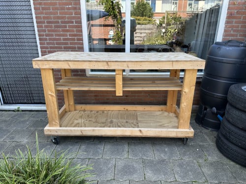 Grote werkbank op zwenkwielen