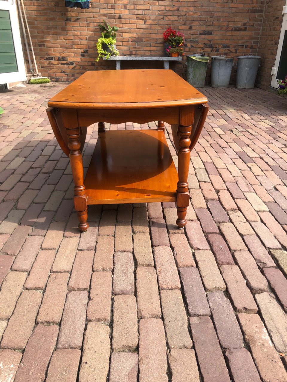 Houten ronde salontafel.