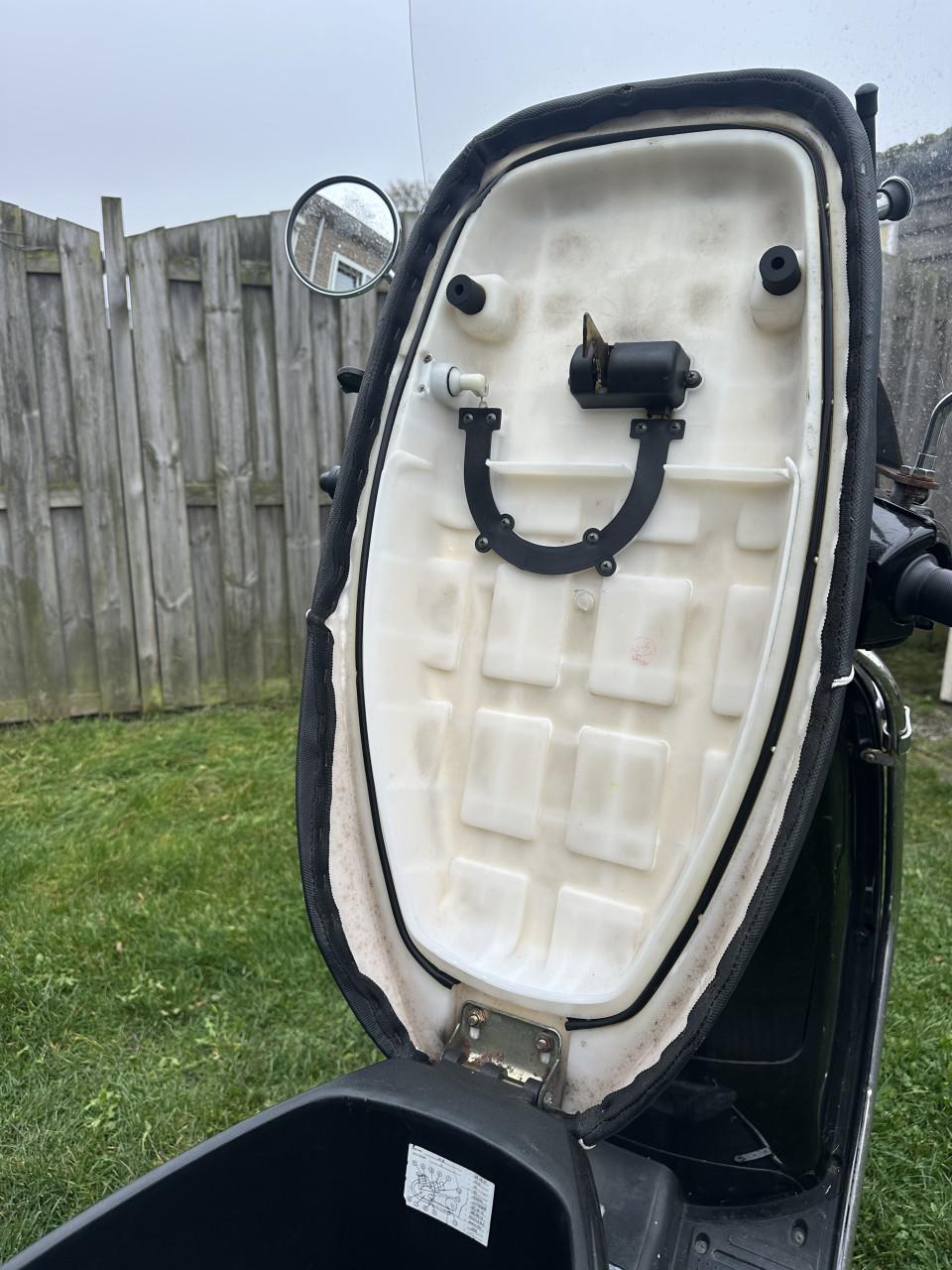 Berini napoli 2 - zwarte scooter inclusief valbeugels en windscherm