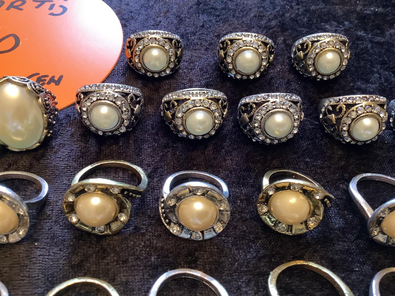 Partij mooie ringen. ( partij 120) Aanbieding !!!!!!