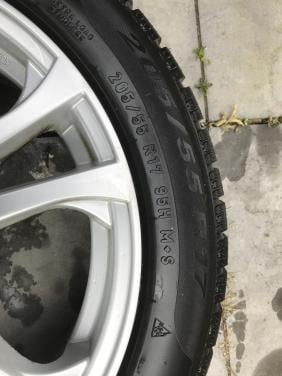 Te koop set winterbanden met lichtmetalen velgen en bouten