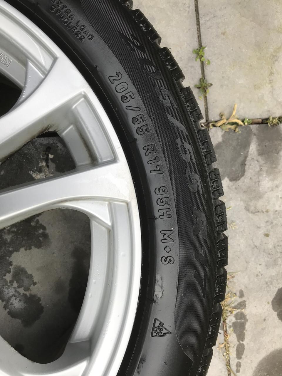 Te koop set winterbanden met lichtmetalen velgen en bouten