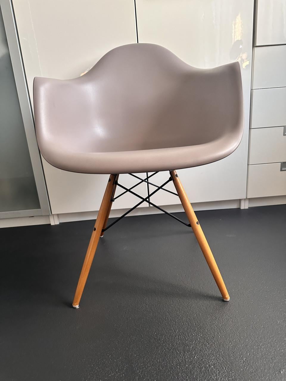 Vitra Eames Stoelen DAW en DAR designstoelen