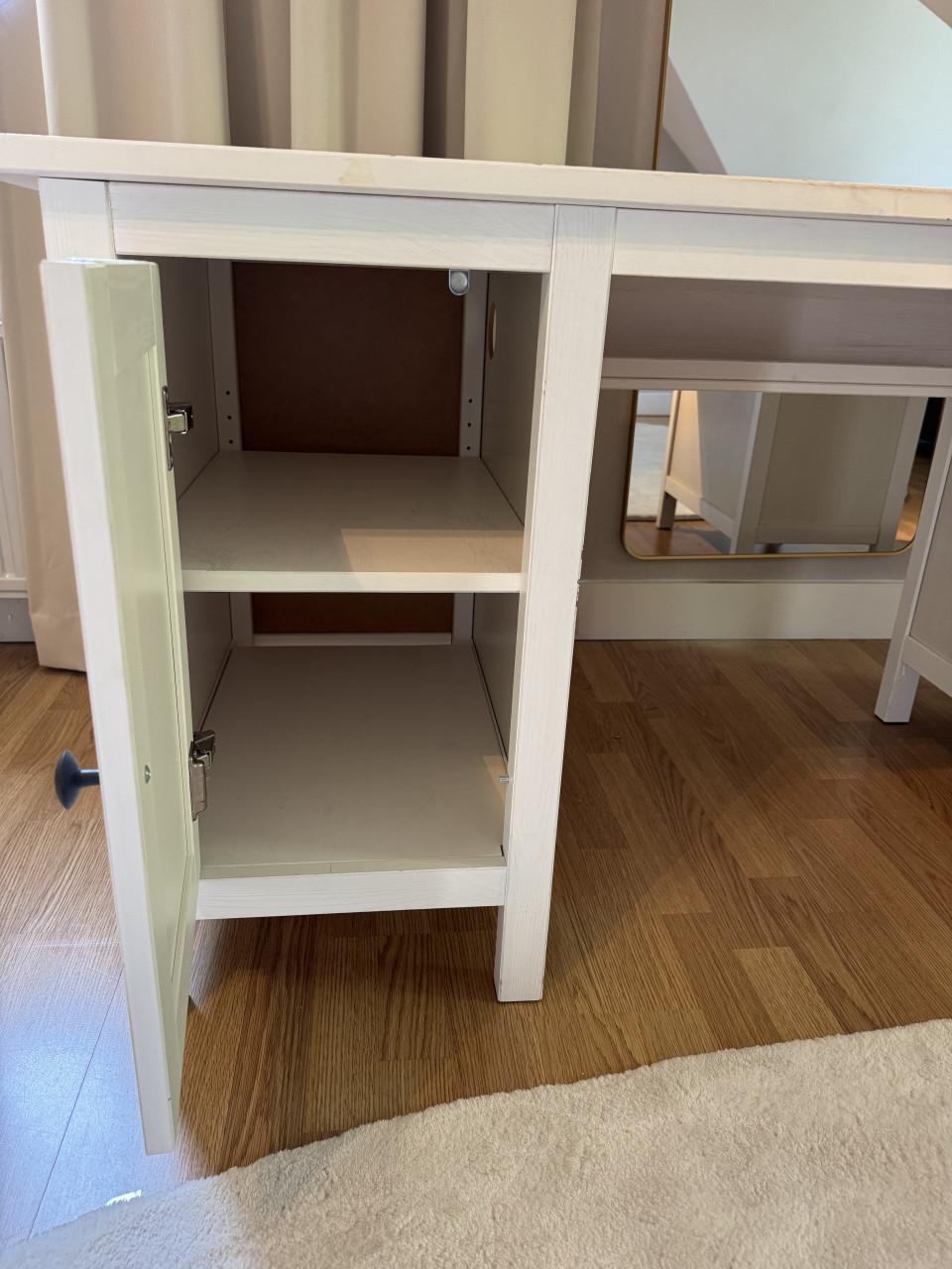 Bureau uit de Ikea serie Hemnes, wit gebeitst 155x65 cm