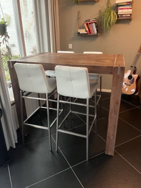 Eettafel en stoelen